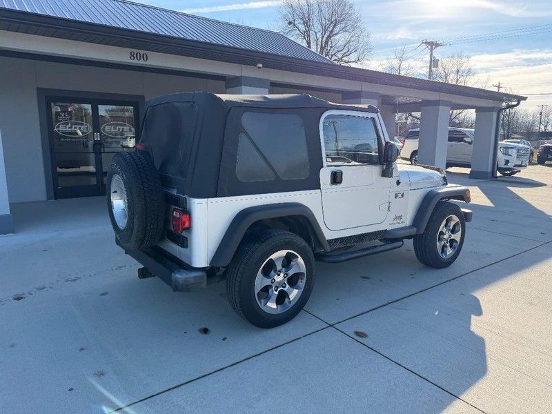 Jeep Wrangler Vehicle Full-screen Gallery Image 3