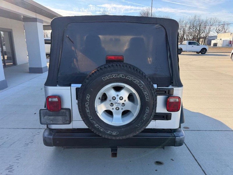 Jeep Wrangler Vehicle Full-screen Gallery Image 4