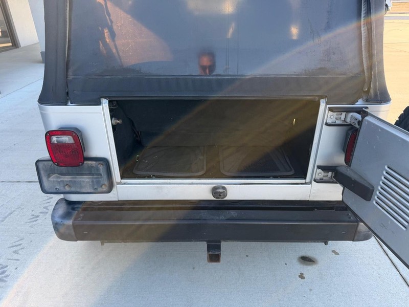 Jeep Wrangler Vehicle Full-screen Gallery Image 5