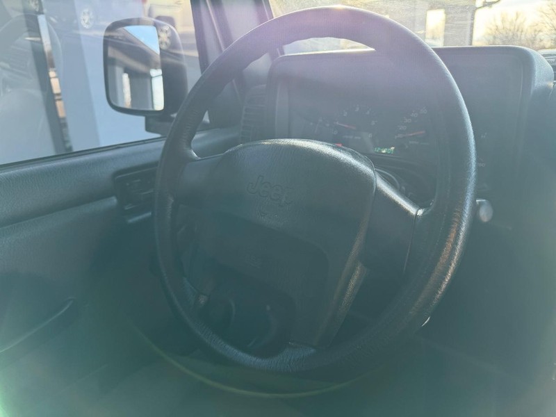 Jeep Wrangler Vehicle Full-screen Gallery Image 9