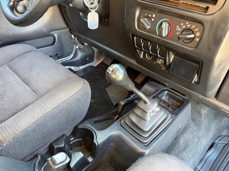 Jeep Wrangler Vehicle Full-screen Gallery Image 12