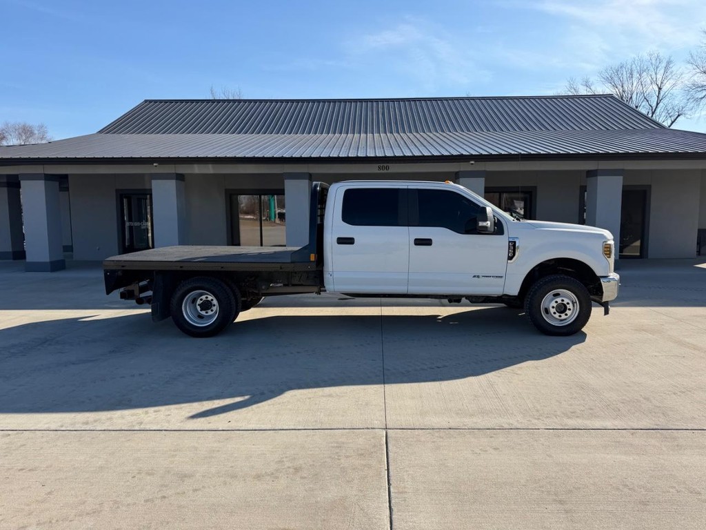 Ford Super Duty F-350 DRW Vehicle Full-screen Gallery Image 2