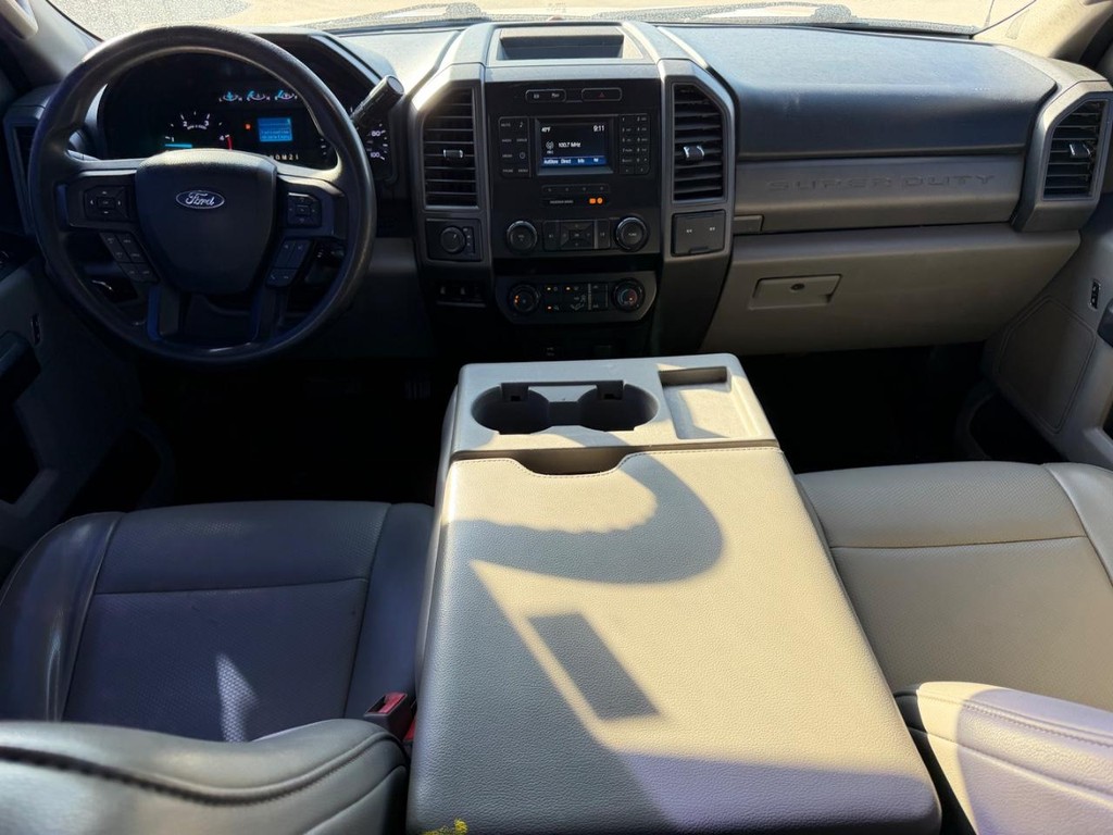 Ford Super Duty F-350 DRW Vehicle Full-screen Gallery Image 7