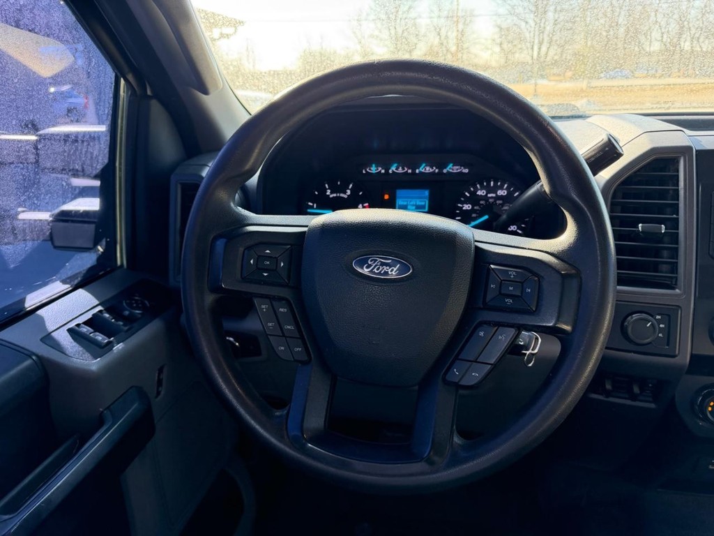 Ford Super Duty F-350 DRW Vehicle Full-screen Gallery Image 8