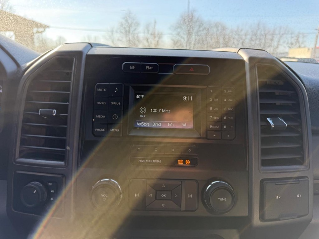 Ford Super Duty F-350 DRW Vehicle Full-screen Gallery Image 11