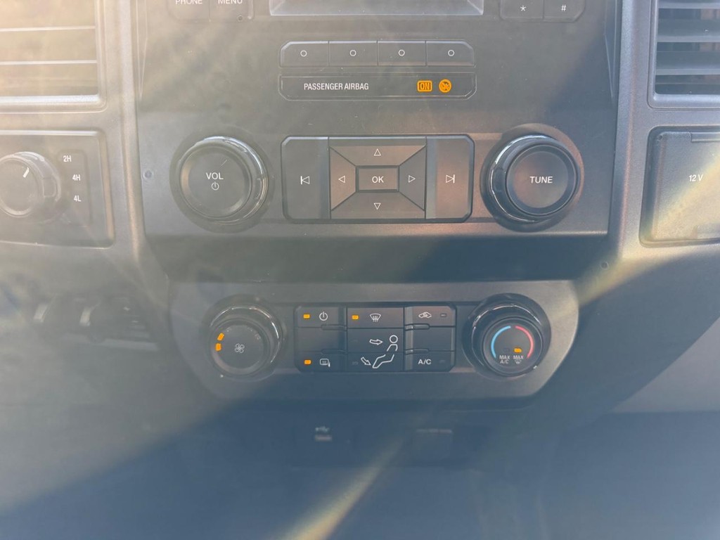 Ford Super Duty F-350 DRW Vehicle Full-screen Gallery Image 12