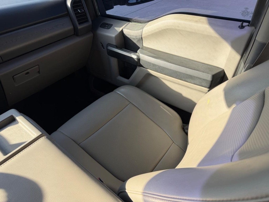 Ford Super Duty F-350 DRW Vehicle Full-screen Gallery Image 13