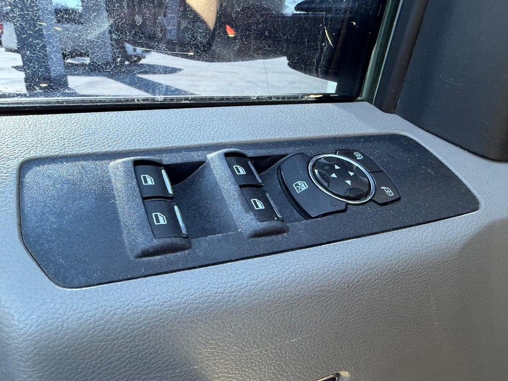 Ford Super Duty F-350 DRW Vehicle Full-screen Gallery Image 14