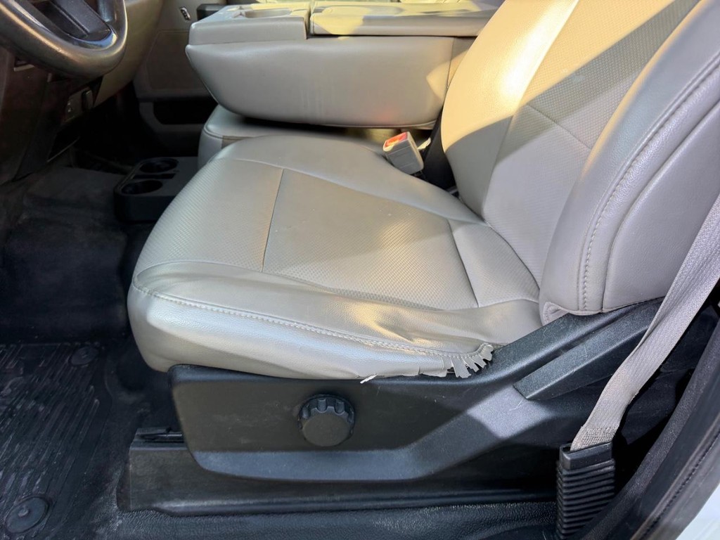 Ford Super Duty F-350 DRW Vehicle Full-screen Gallery Image 15