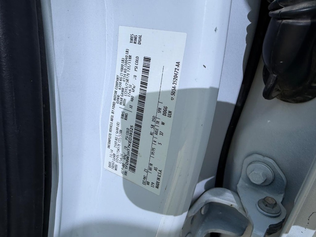 Ford Super Duty F-350 DRW Vehicle Full-screen Gallery Image 18