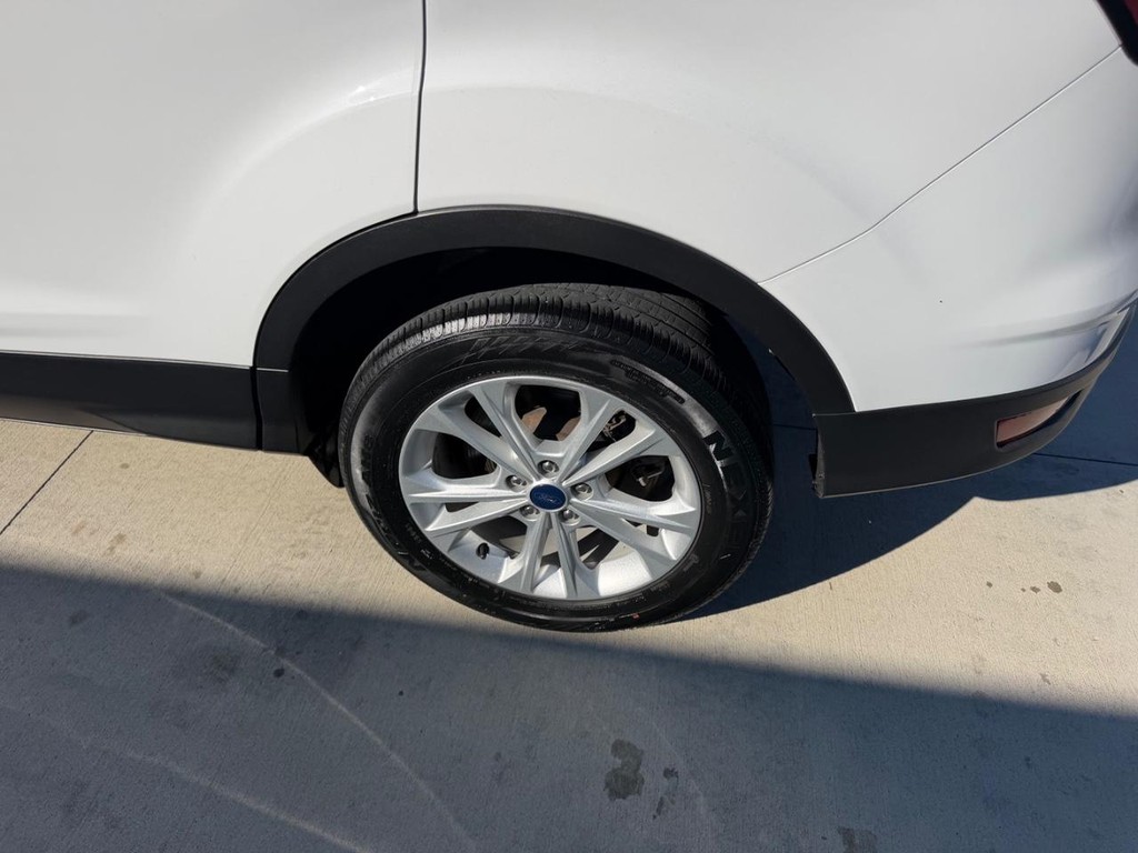 Ford Escape Vehicle Full-screen Gallery Image 06