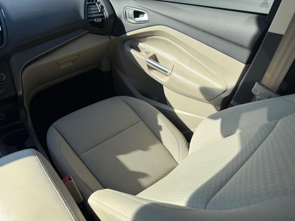 Ford Escape Vehicle Full-screen Gallery Image 15