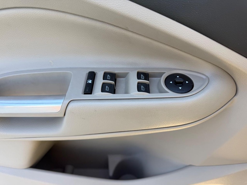 Ford Escape Vehicle Full-screen Gallery Image 16