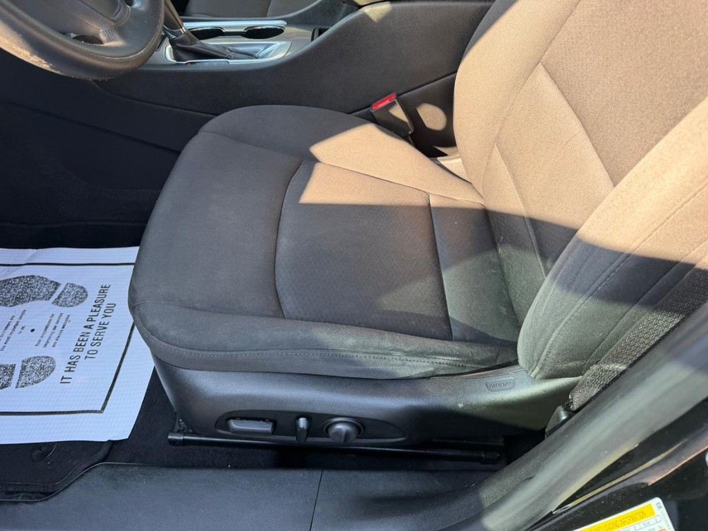 Chevrolet Malibu Vehicle Full-screen Gallery Image 17