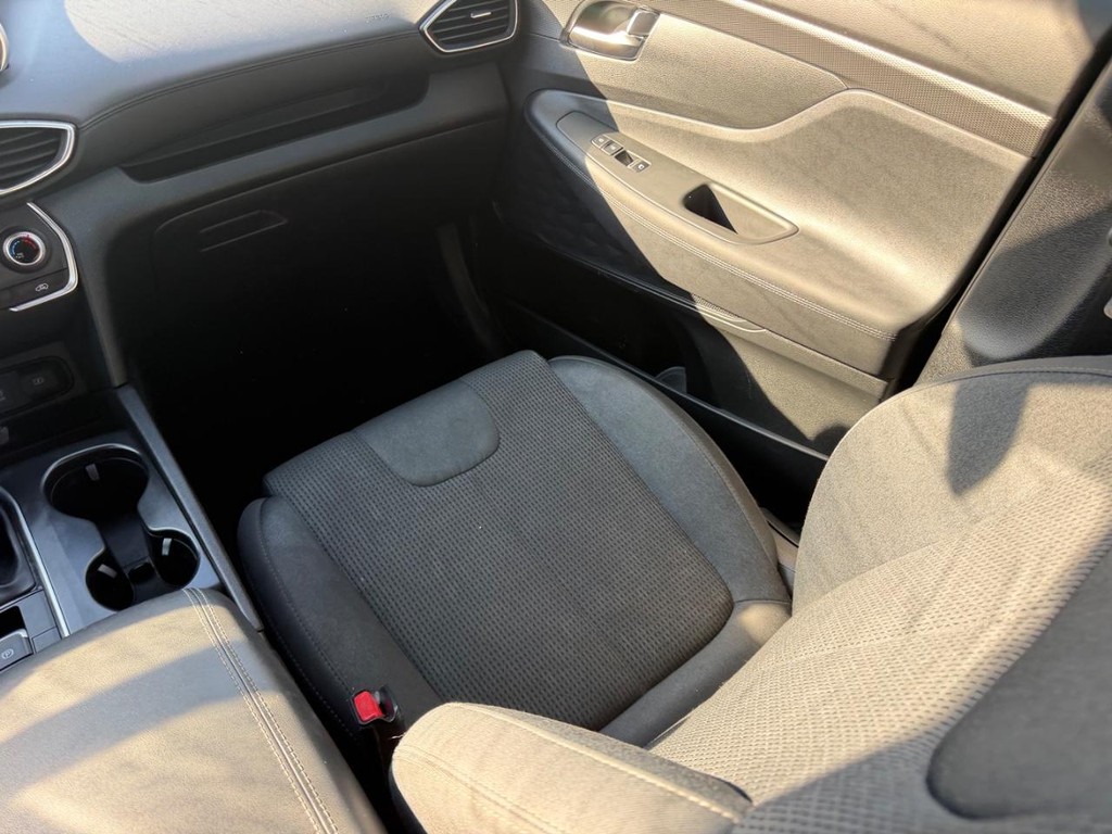 Hyundai Santa Fe Vehicle Full-screen Gallery Image 15