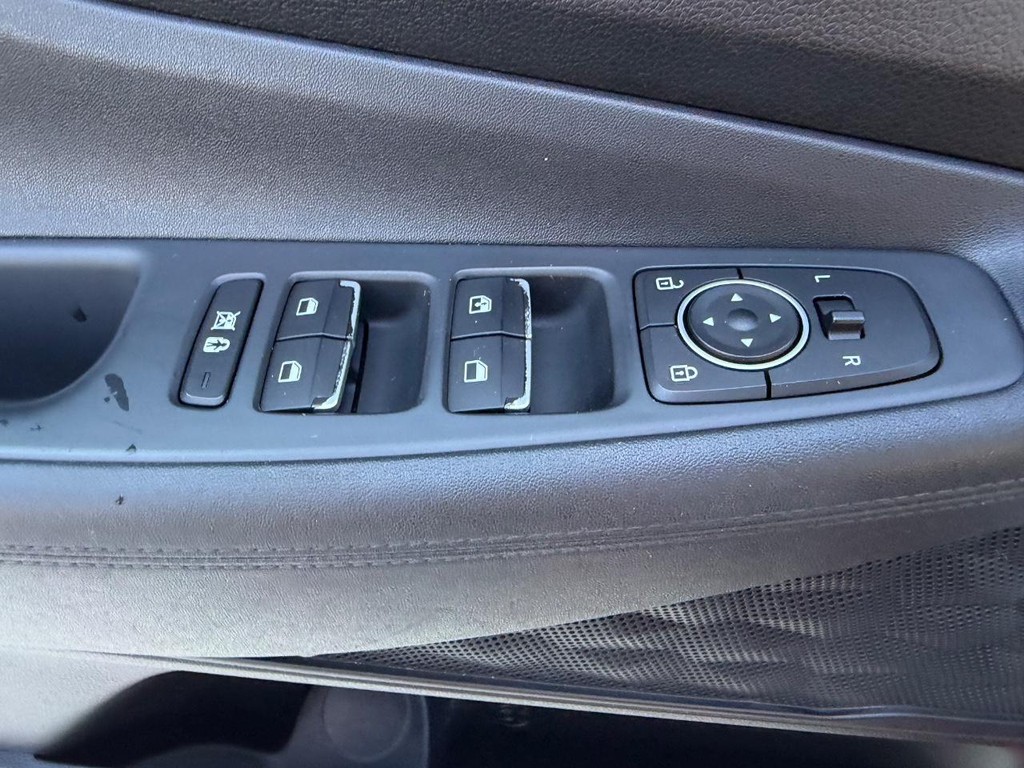 Hyundai Santa Fe Vehicle Full-screen Gallery Image 16