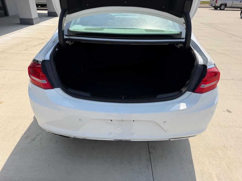 Buick LaCrosse Vehicle Full-screen Gallery Image 5