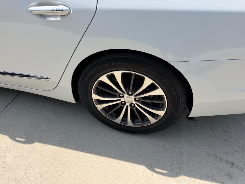 Buick LaCrosse Vehicle Full-screen Gallery Image 6