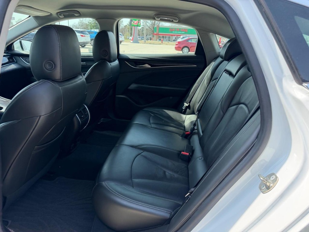 Buick LaCrosse Vehicle Full-screen Gallery Image 7