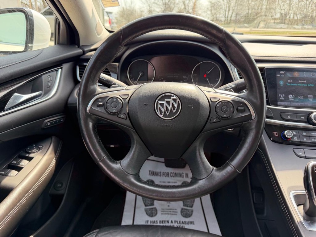 Buick LaCrosse Vehicle Full-screen Gallery Image 9