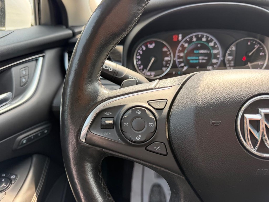 Buick LaCrosse Vehicle Full-screen Gallery Image 10