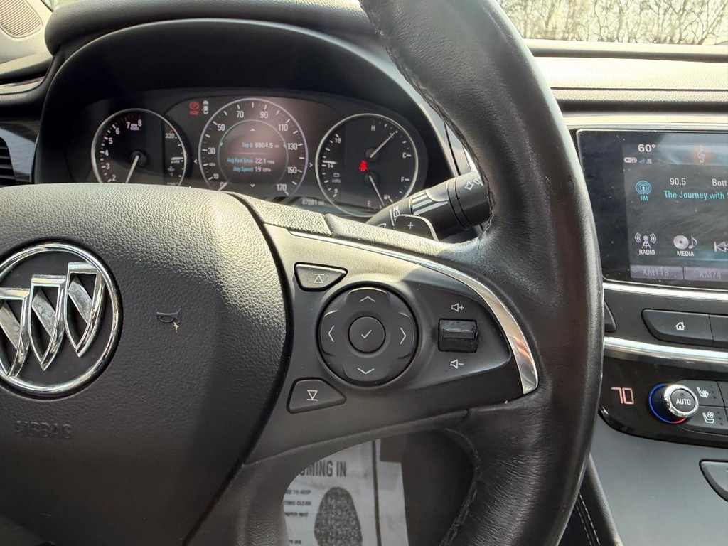 Buick LaCrosse Vehicle Full-screen Gallery Image 11