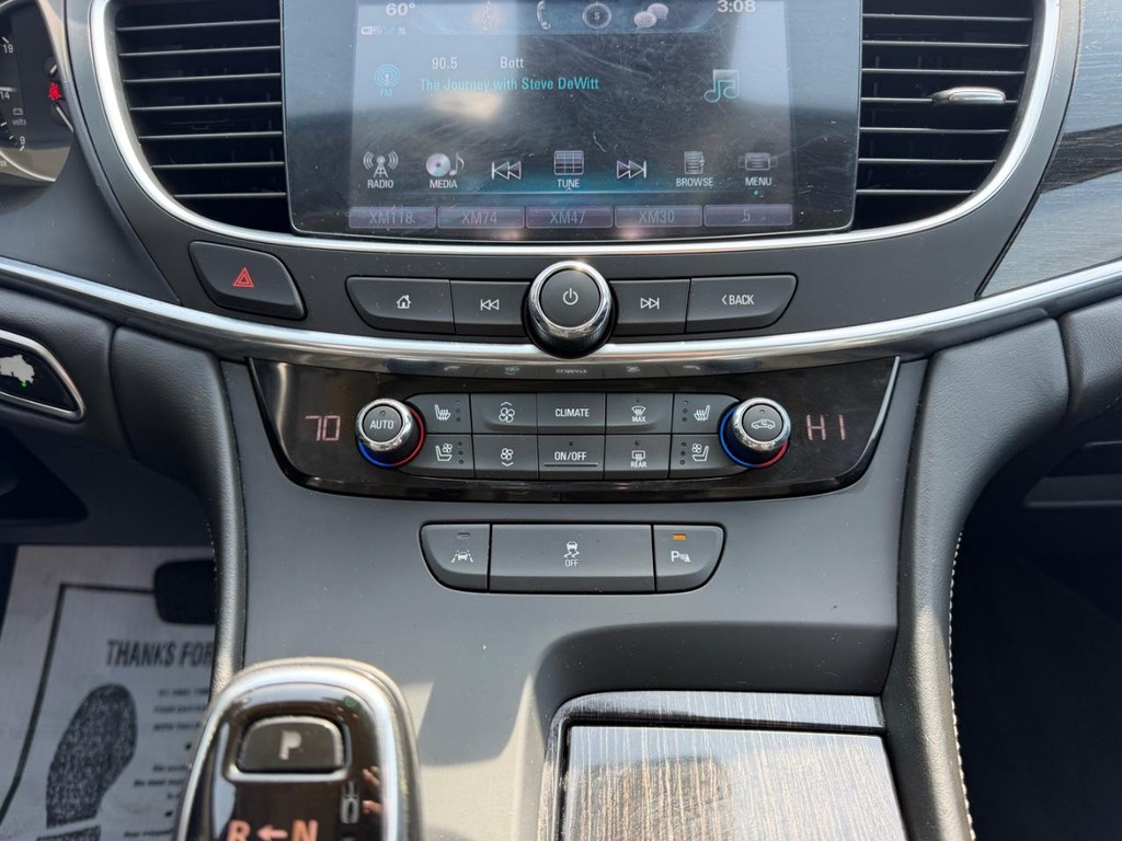 Buick LaCrosse Vehicle Full-screen Gallery Image 13