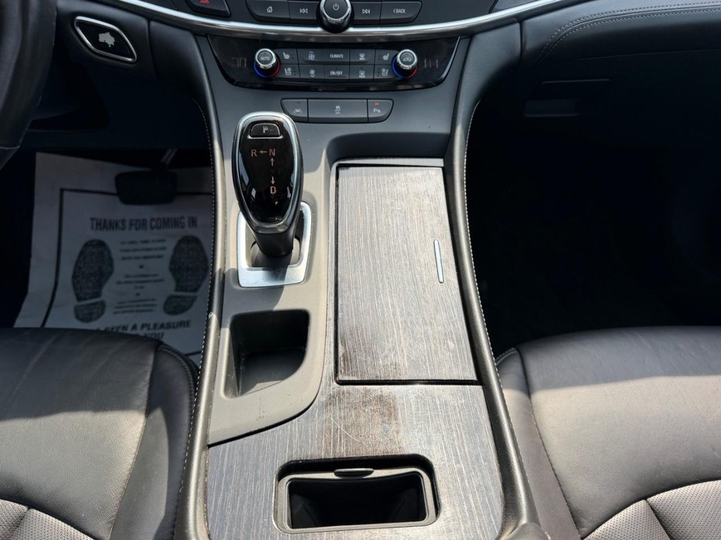 Buick LaCrosse Vehicle Full-screen Gallery Image 14