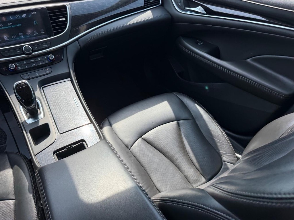 Buick LaCrosse Vehicle Full-screen Gallery Image 15