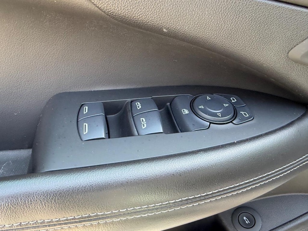 Buick LaCrosse Vehicle Full-screen Gallery Image 16