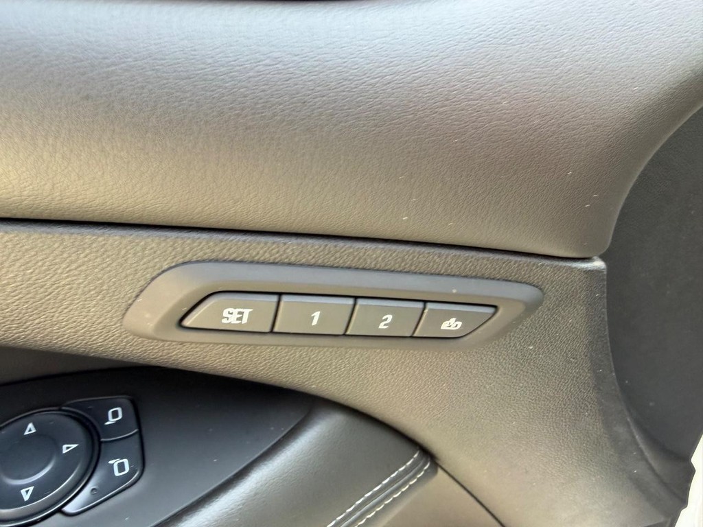 Buick LaCrosse Vehicle Full-screen Gallery Image 17