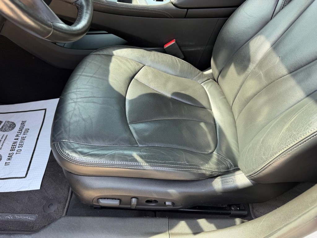 Buick LaCrosse Vehicle Full-screen Gallery Image 18