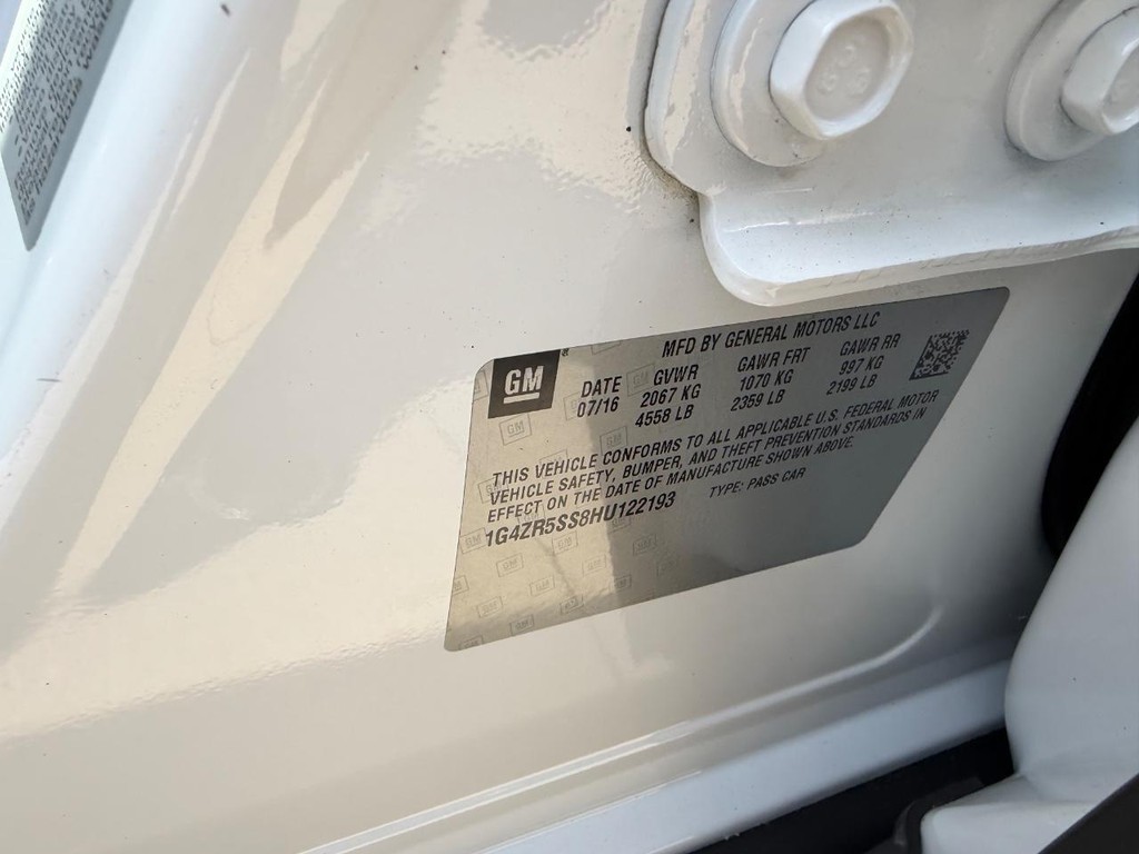 Buick LaCrosse Vehicle Full-screen Gallery Image 21