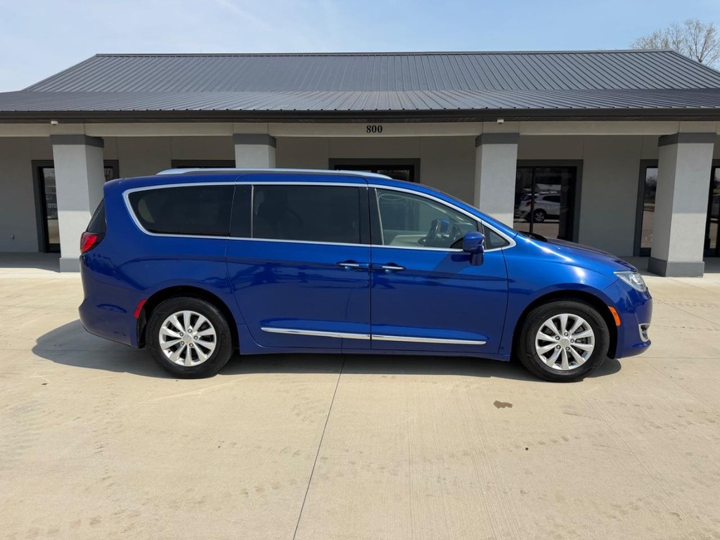 Chrysler Pacifica Vehicle Full-screen Gallery Image 2