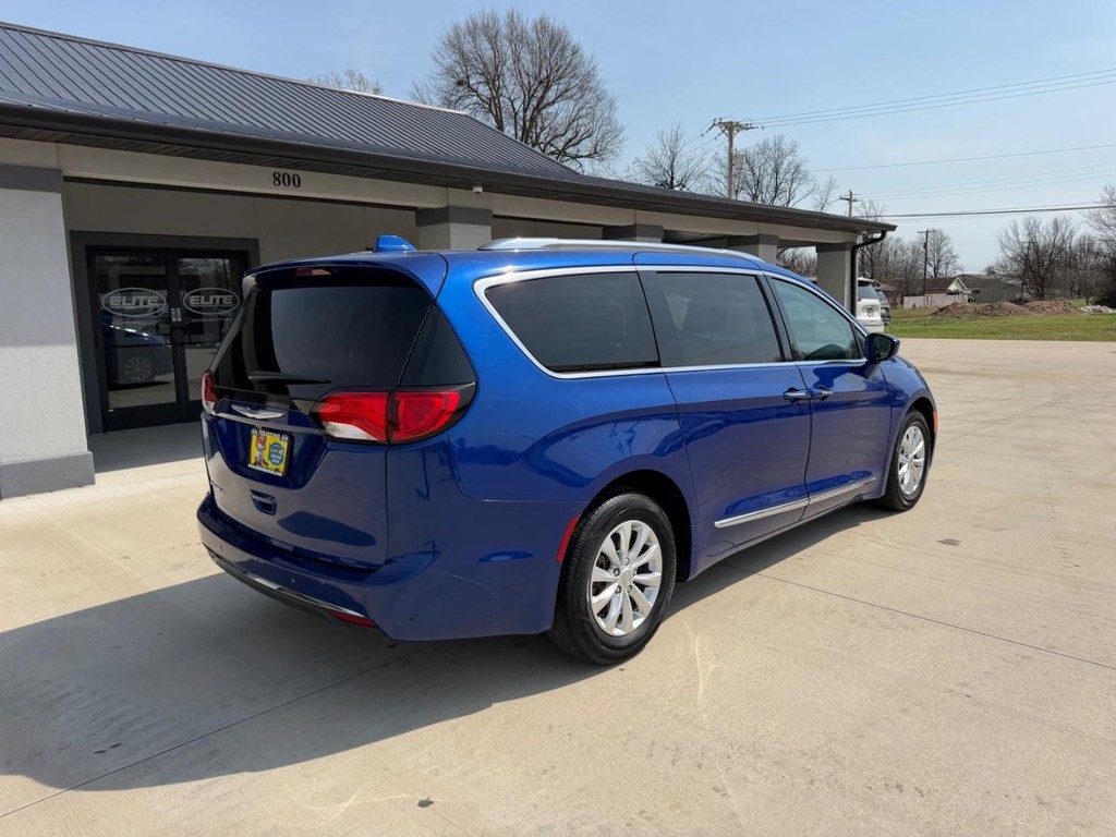 Chrysler Pacifica Vehicle Full-screen Gallery Image 3