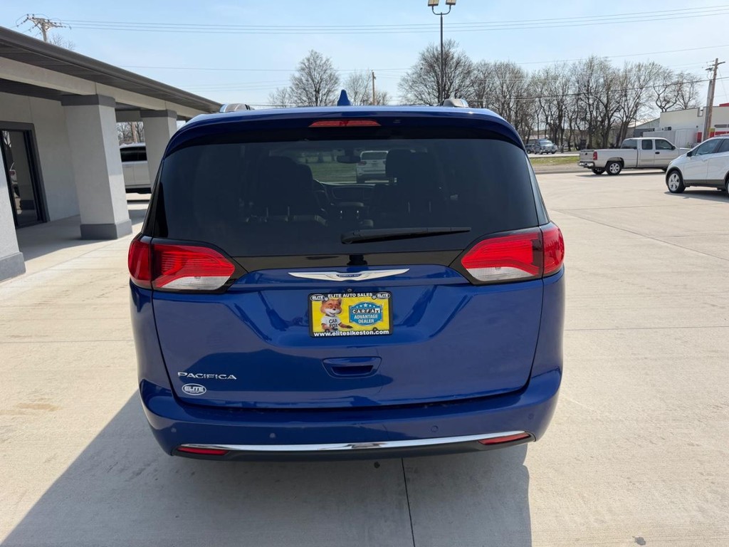 Chrysler Pacifica Vehicle Full-screen Gallery Image 4