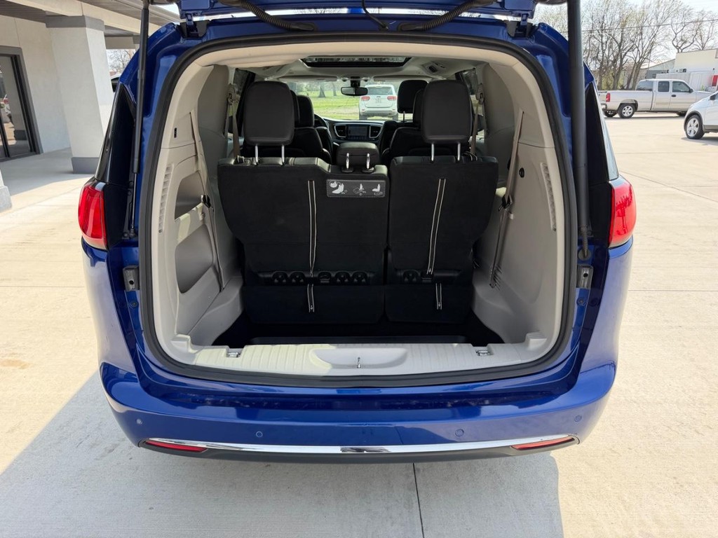 Chrysler Pacifica Vehicle Full-screen Gallery Image 5