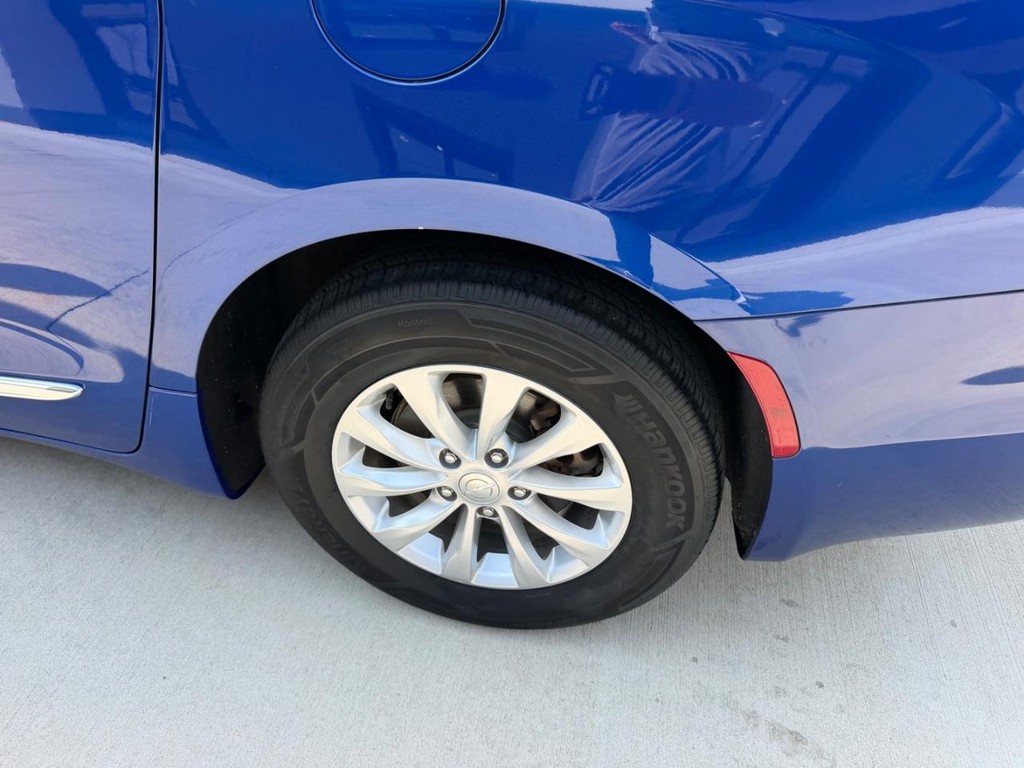 Chrysler Pacifica Vehicle Full-screen Gallery Image 7