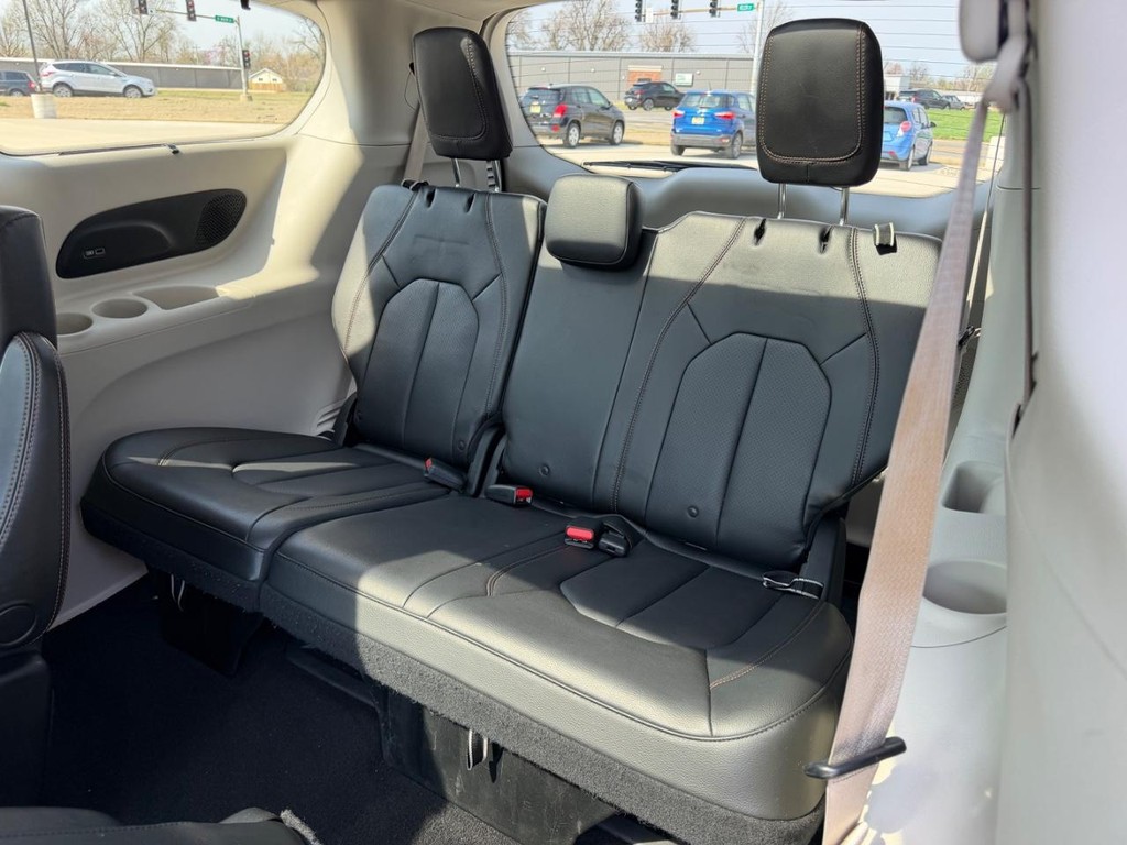 Chrysler Pacifica Vehicle Full-screen Gallery Image 8