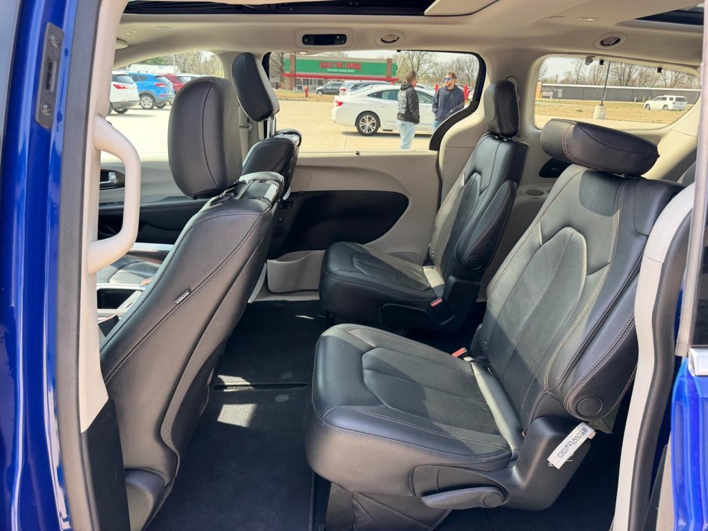 Chrysler Pacifica Vehicle Full-screen Gallery Image 9