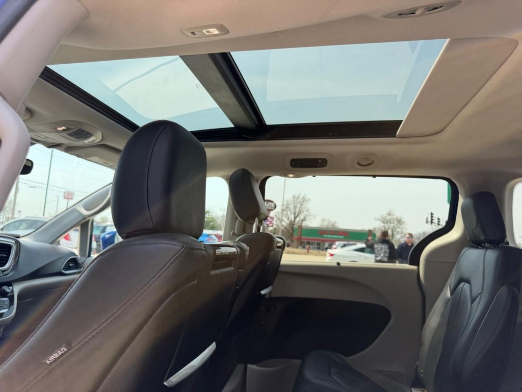 Chrysler Pacifica Vehicle Full-screen Gallery Image 10