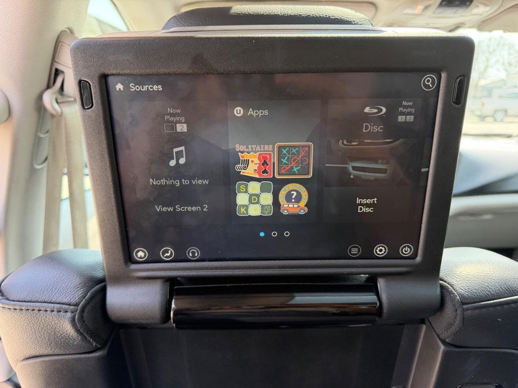 Chrysler Pacifica Vehicle Full-screen Gallery Image 11