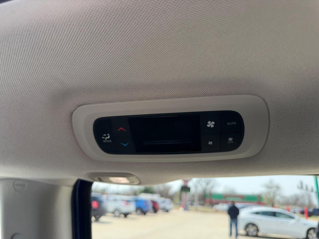 Chrysler Pacifica Vehicle Full-screen Gallery Image 12