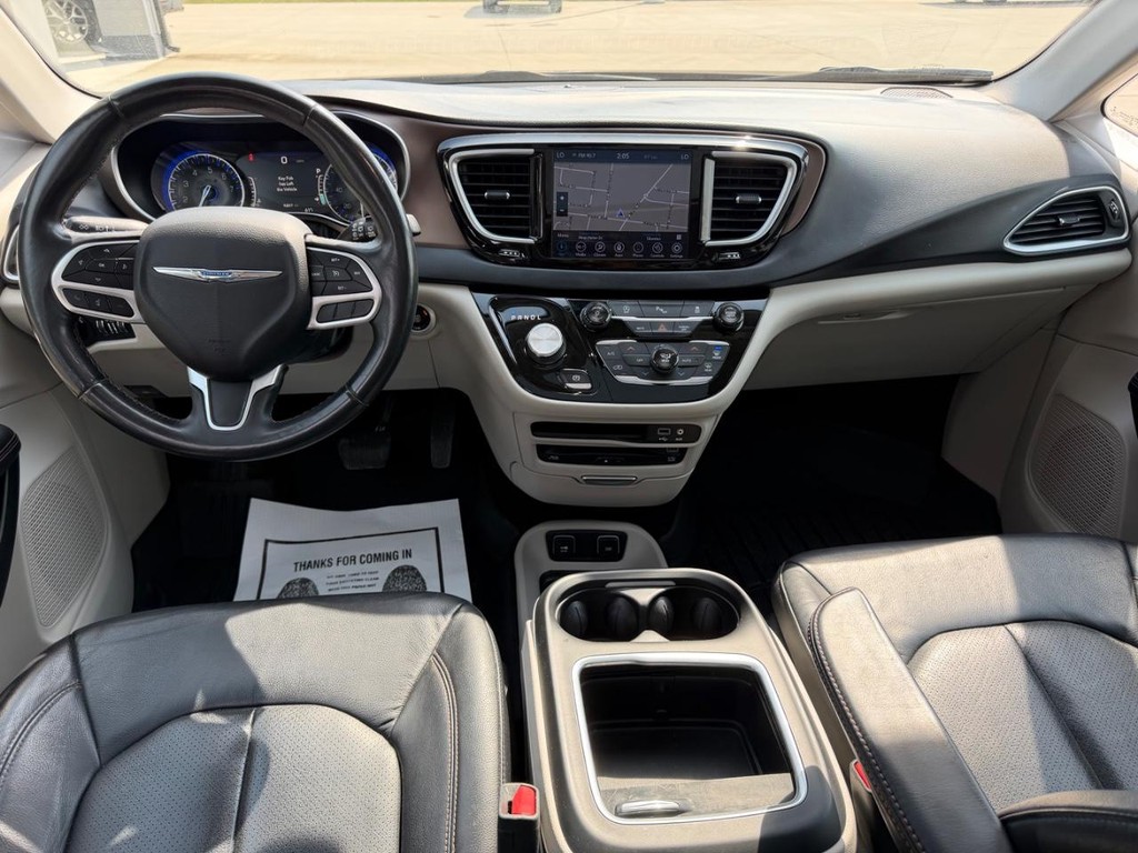 Chrysler Pacifica Vehicle Full-screen Gallery Image 13