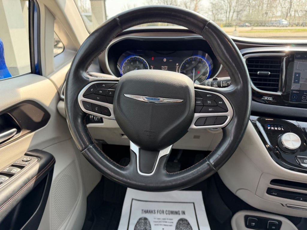 Chrysler Pacifica Vehicle Full-screen Gallery Image 14