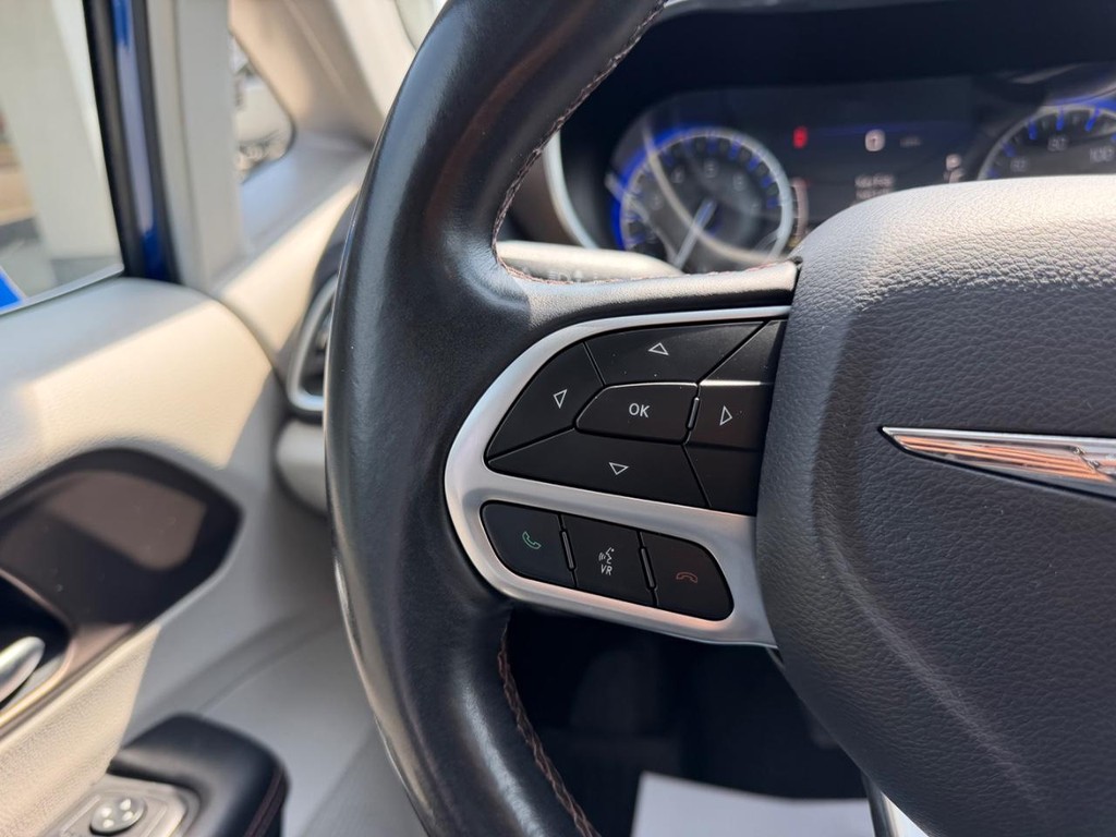 Chrysler Pacifica Vehicle Full-screen Gallery Image 15