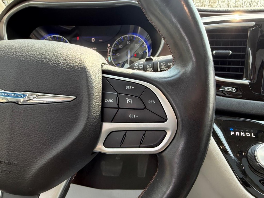 Chrysler Pacifica Vehicle Full-screen Gallery Image 16