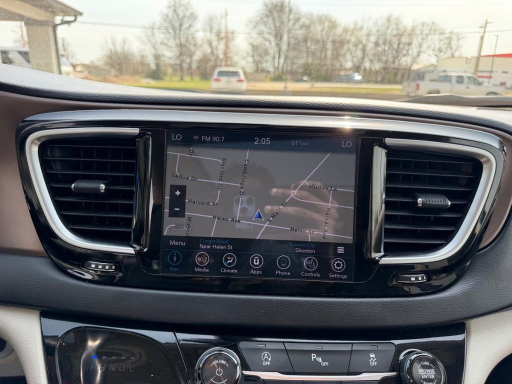 Chrysler Pacifica Vehicle Full-screen Gallery Image 17