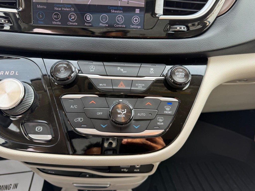 Chrysler Pacifica Vehicle Full-screen Gallery Image 18