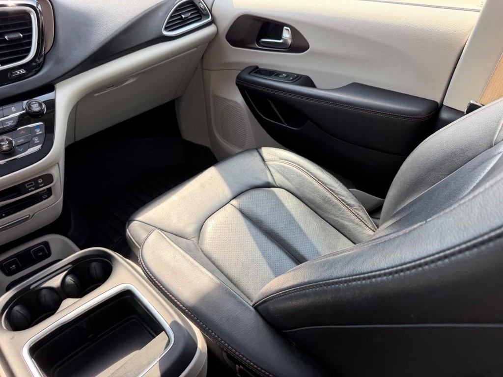 Chrysler Pacifica Vehicle Full-screen Gallery Image 20